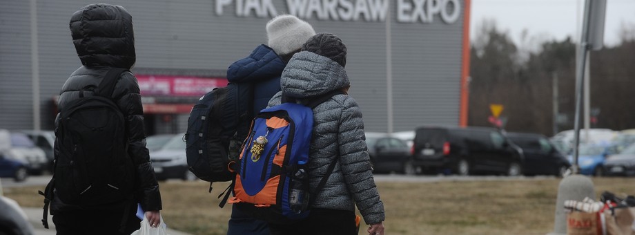 Przede wszystkim trzeba podkreślić, że nie jesteśmy obozem dla uchodźców. Bardziej przypominamy lotnisko we Frankfurcie. Do nas przyjeżdżają osoby prosto z granicy lub z dworców, otrzymują pomoc, dach nad głową, leki i opiekę medyczną. Jednak średnio po dwóch trzech dniach relokujemy je w inne miejsca w Polsce i za granicą — mówi Tomasz Szypuła, prezes Ptak Warsaw Expo