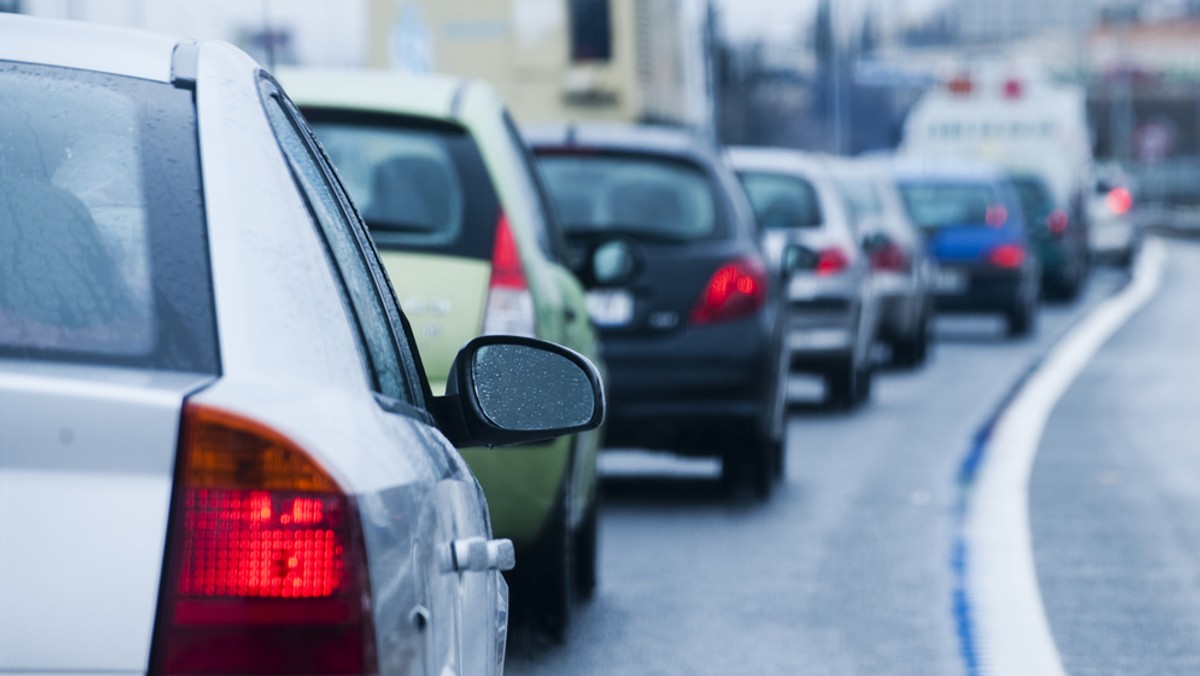 Dzisiaj po południu - w związku z protestem mieszkańców przeciw planom budowy linii wysokiego napięcia - spodziewane są utrudnienia w ruchu wylotowym ze stolicy: na trasie katowickiej w miejscowości Oddział i na trasie krakowskiej w miejscowość Pamiątka.