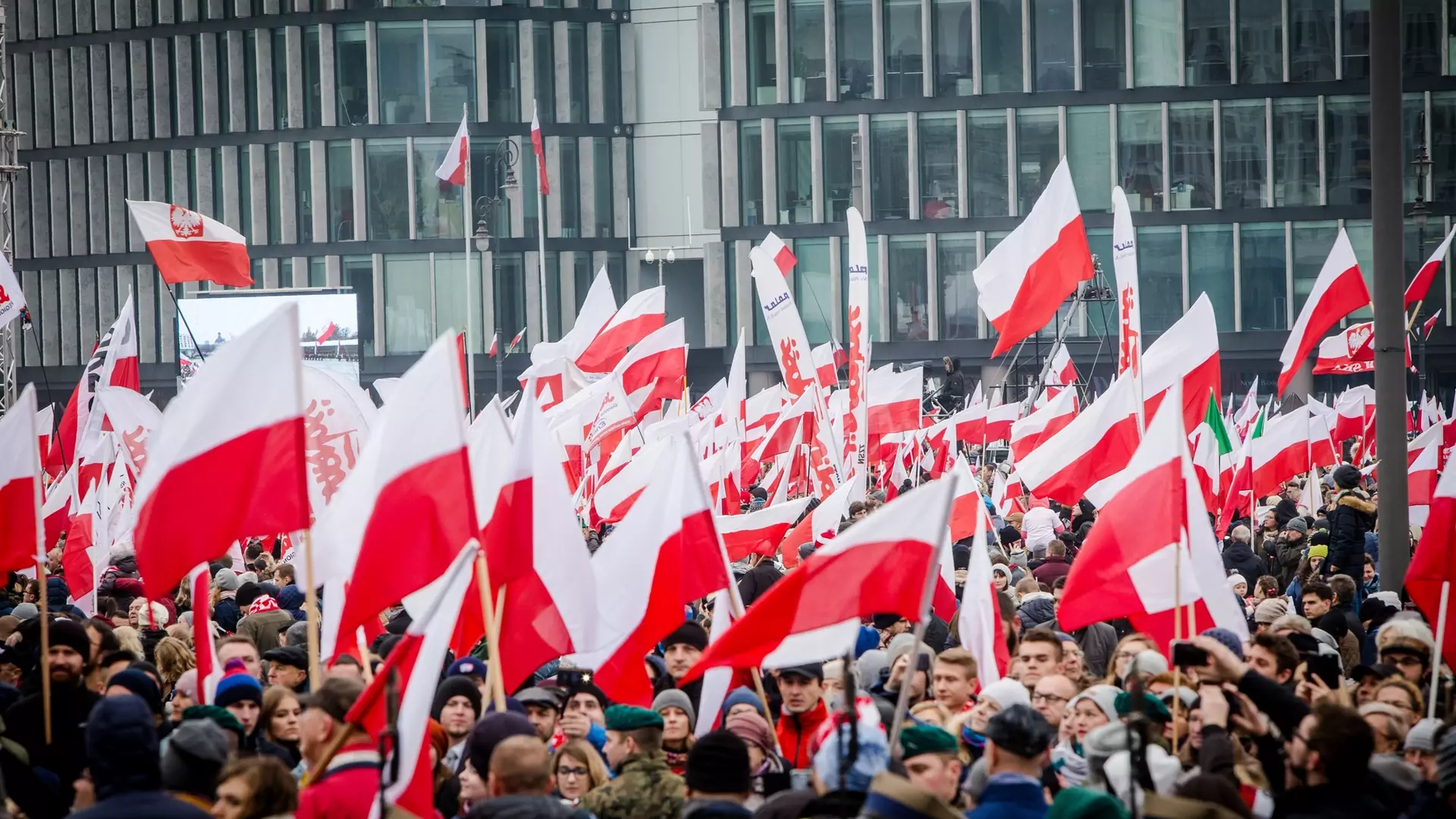 Różowe logo Marszu Niepodległości nie spodobało się uczestnikom, bo było ''gejowskie''. Jest zmiana