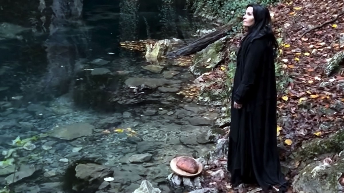 (Video) SABLASAN PRIZOR ELENE KARIĆ U CRNOM OGRTAČU USRED ŠUME Stoji pored vode i spominje vile i vilenjake: Scena uplašila mnoge