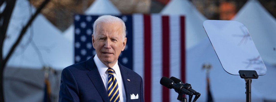 Joe Biden po objęciu władzy kazał nosić maski na terenie wszystkich nieruchomości, gruntów i środków komunikacji podlegających państwu. Zrealizował także obietnicę zaszczepienia przez pierwsze sto dni 100 mln obywateli