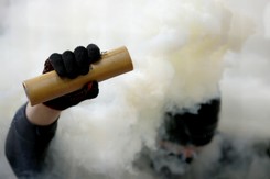 Surowe kar dla kibiców, którzy odpalą race lub wbiegną na boisko