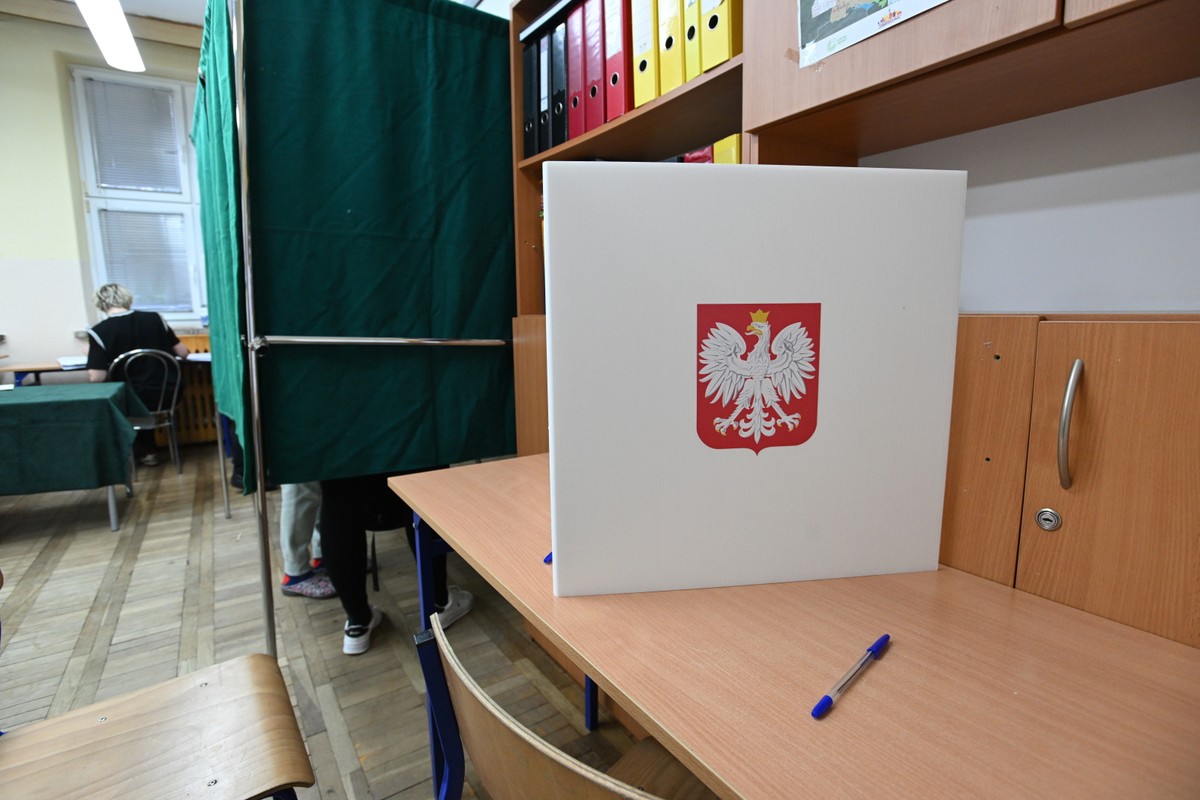 Szczecin, 07.04.2024. Wybory samorządowe 2024. Głosowanie w lokalu wyborczym w Szczecinie, 7 bm. Trwa głosowanie w wyborach samorządowych. Do jego zakończenia obowiązuje cisza wyborcza. (ad) PAP/Marcin Bielecki