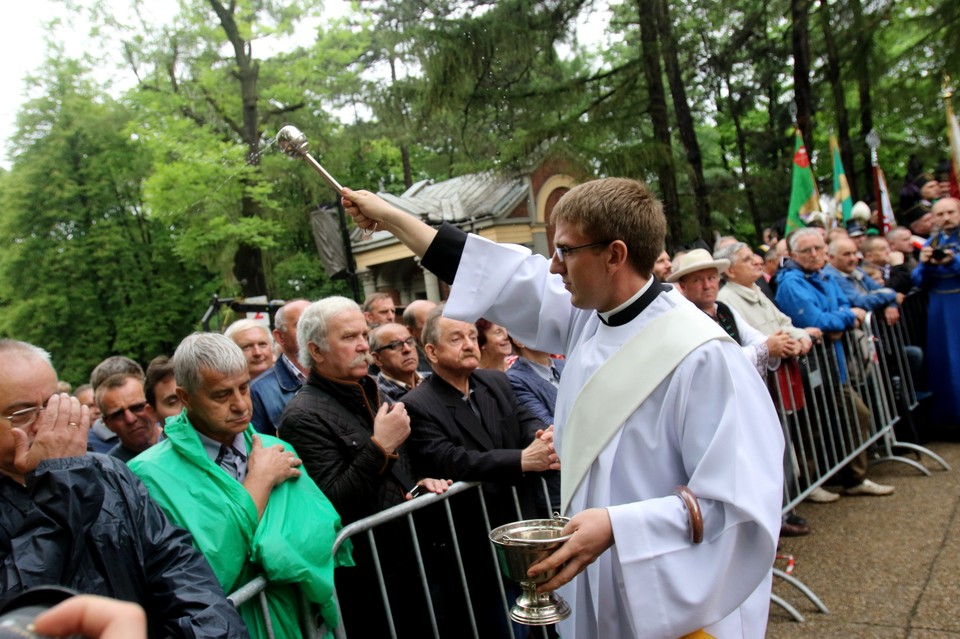 PIEKARY ŚLĄSKIE PIELGRZYMKA MĘŻCZYZN (pielgrzymi podczas uroczystości religijnych)