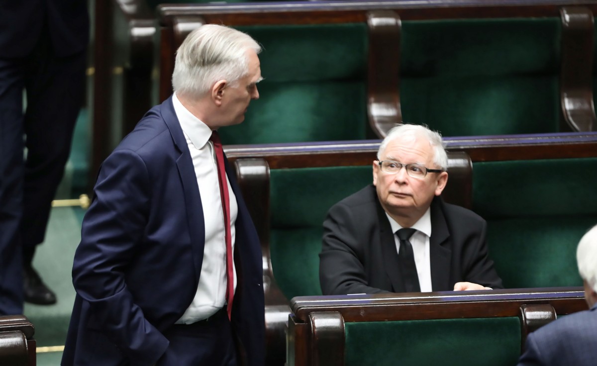 Warszawa, 06.04.2020. Koronawirus w Polsce. Prezes PiS Jarosław Kaczyński (C), wicepremier, minister nauki i szkolnictwa wyższego Jarosław Gowin (L) oraz wicemarszałek Sejmu Ryszard Terlecki (P) na sali obrad Sejmu, 6 bm. Parlamentarzyści wysłuchali informacji premiera nt. sytuacji epidemiologicznej, związanej z rozprzestrzenianiem się koronawirusa w Polsce. (amb) PAP/Wojciech Olkuśnik