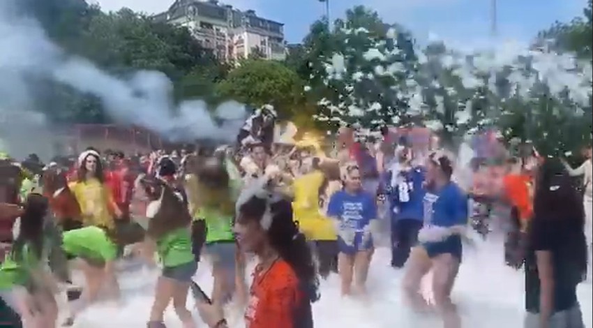 Maturanti u Beogradu napravili pena parti za kraj godine.