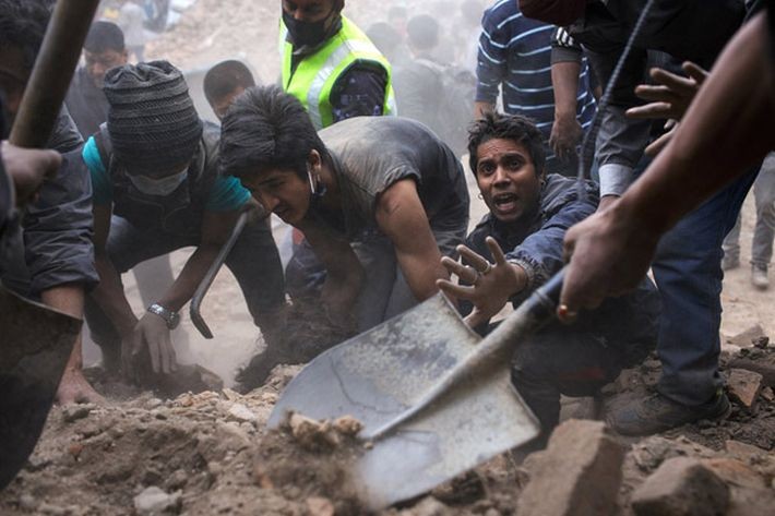 Autor: Maciej Dakowicz
<br>
Nepal, Katmandu. To był siódmy dzień mojego pobytu w tym pięknym mieście. Wyszedłem z pokoju na piątym piętrze w hotelu, zamknąłem drzwi i gdy miałem schodzić na dół, cały budynek nagle zaczął się strasznie trząść. Pobiegłem do wejścia na taras. Trzymając się ściany, patrzyłem, jak pęknięty sufit nad moją głową otwierał się i zamykał z każdym wstrząsem. Z zewnątrz dochodziły dziwne odgłosy, stłumione huki, szumy. Po kilkudziesięciu sekundach wszystko ustało. Wbiegłem z powrotem do swojego pokoju, chwyciłem plecak z aparatem i wybiegłem na ulicę. Dookoła mnie były zburzone domy i świątynie, cały historyczny plac Durbar w ruinie, wszędzie zasypani ludzie pod gruzami. Zdjęcie pochodzi z reportażu powstałego tuż po tragedii. 25 kwietnia 2015 
<br><br>Źródło fot. <a href='http://www.grandpressphoto.pl/prasa/' style='color: blue'> Grand Press Photo 2016</a>