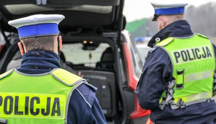 Mandat 5 tys. zł na dzień dobry. Robisz TO w aucie? Od dziś policja uziemi kierowców