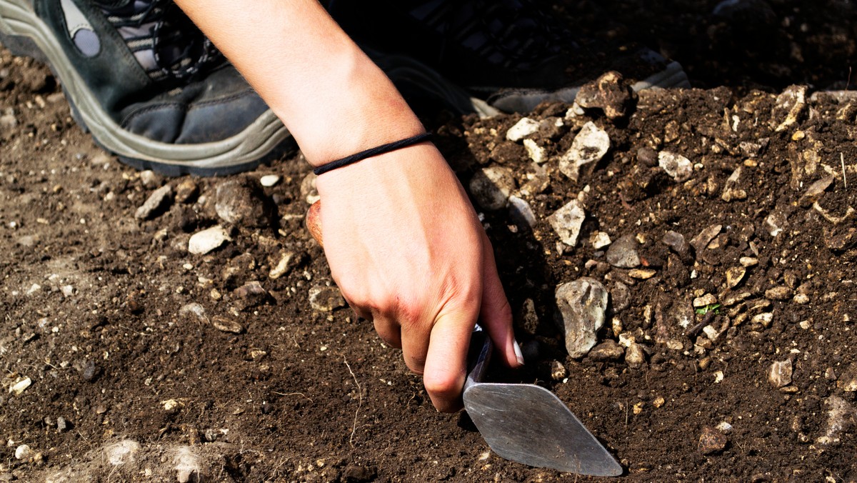 Szczątku ośmiu ofiar, najpewniej komunistycznego terroru, odnaleźli dotąd archeolodzy pracujący w Zgórsku, w województwie świętokrzyskim. Badacze z Fundacji „Niezłomni”, którzy zakończyli właśnie trzeci etap prac, spodziewają się kolejnych odkryć. W okolice Kielc wrócą w maju.