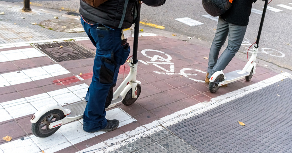 Guardia de la ciudad con nuevos poderes.  Conducir un scooter puede resultar en una multa