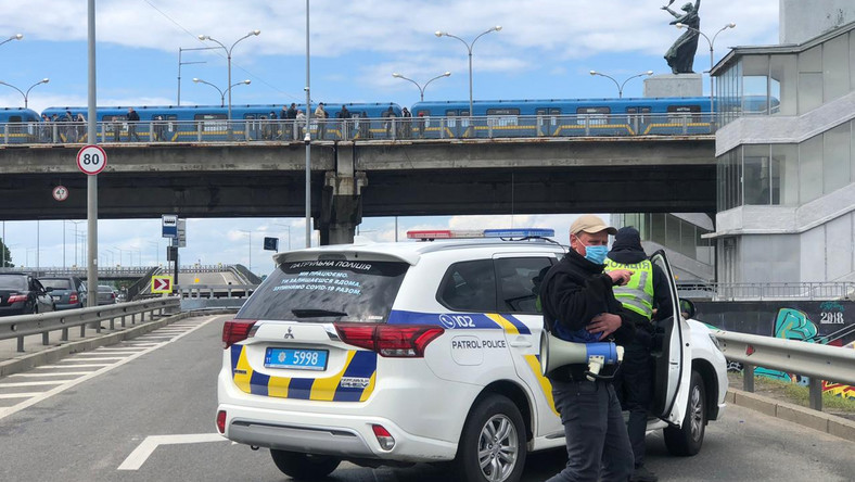 W Kijowie mężczyzna groził wysadzeniem mostu przez Dniepr, przez który przebiega linia metra, a także autostrada. Został zatrzymany przez policję. Okazało się, że nie ma przy sobie bomby.