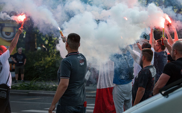 Duszpasterz kibiców: Nie rozumiem szumu wokół hasła "Śmierć wrogom ojczyzny"