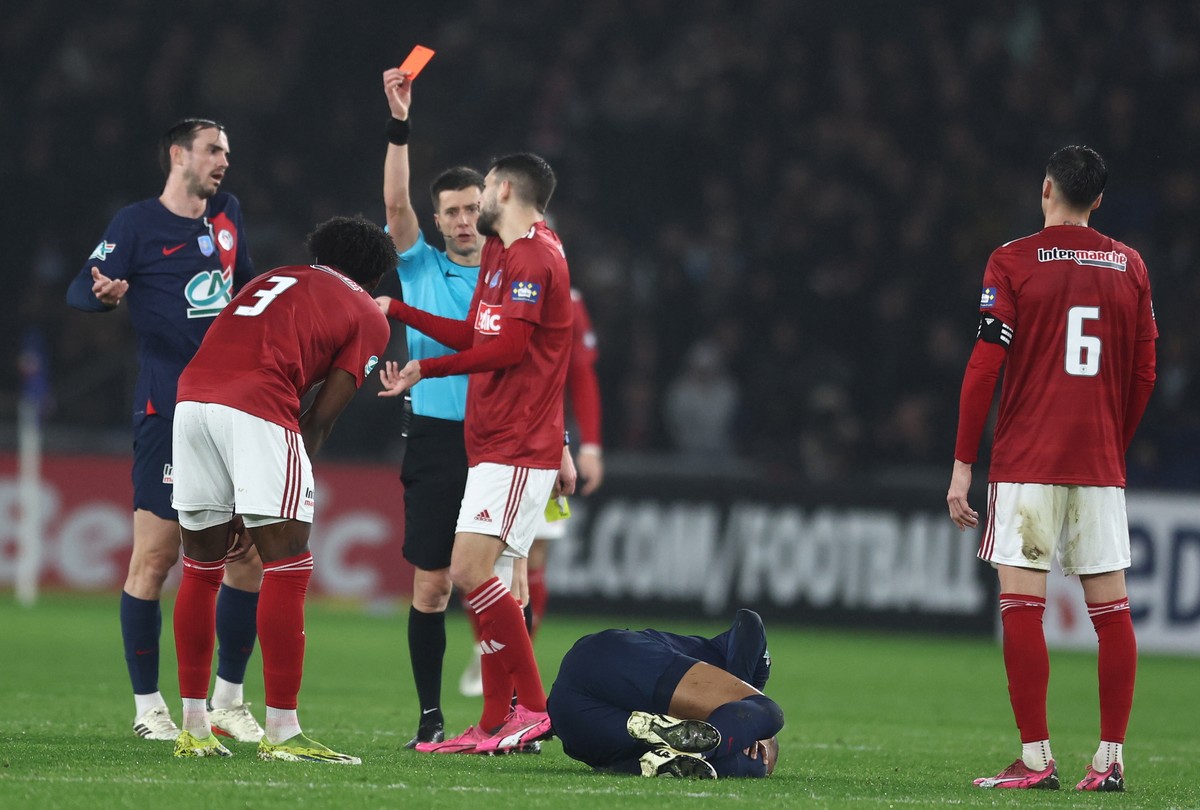 Kylian Mbappe leży na murawie po brutalnym ataku rywala