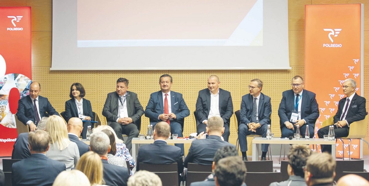 Uczestnicy: Artur Martyniuk, prezes Polregio, Paweł Borys, prezes Polskiego Funduszu Rozwoju, Joanna Lech, szefowa Centrum Unijnych Projektów Transportowych, Jerzy Kwieciński, wiceprezes Banku Pekao, Paweł Kolczyński, wiceprezes Agencji Rozwoju Przemysłu, Krzysztof Zdziarski, prezes zarządu Pesy, Tymoteusz Myrda, członek zarządu województwa dolnośląskiego