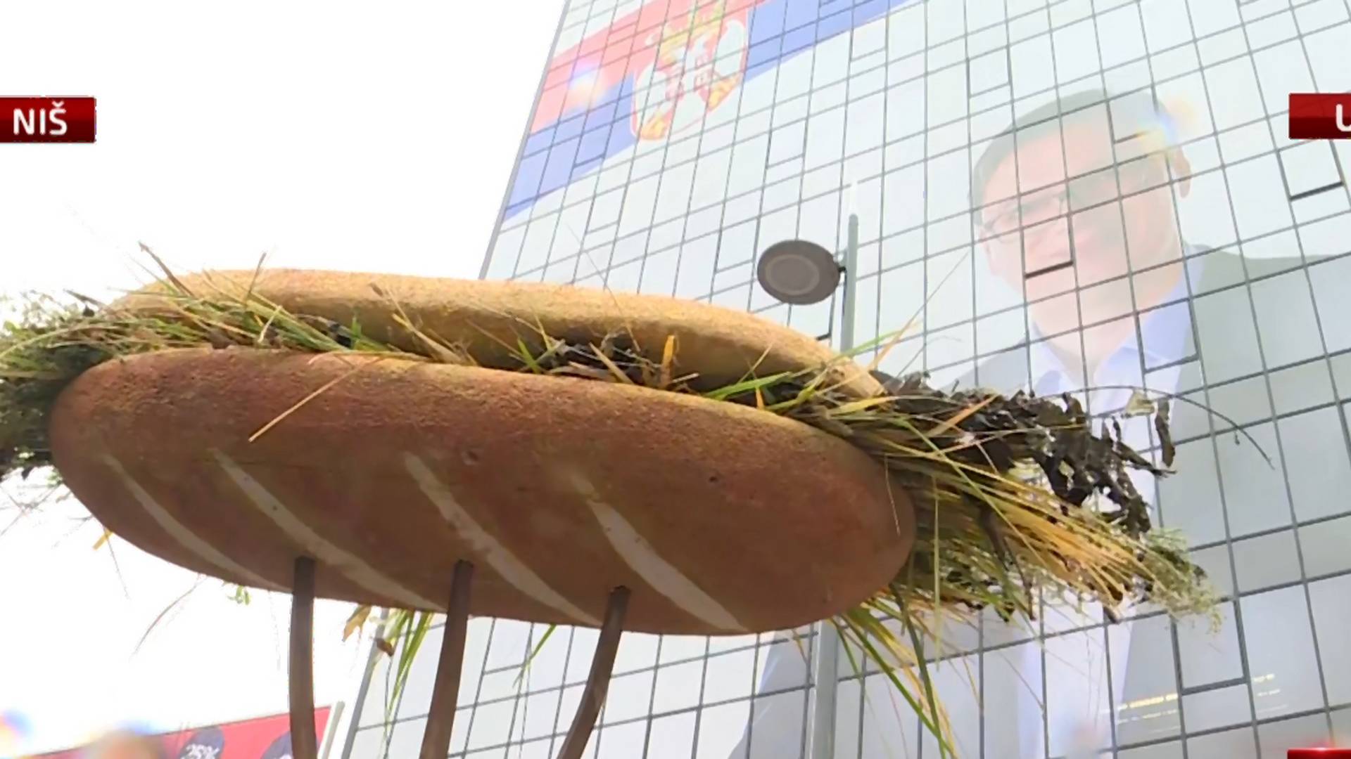 Nišlije blokirale plato ispred hotela Ambasador i doneli Vučiću gigantski "ekološki sendvič"
