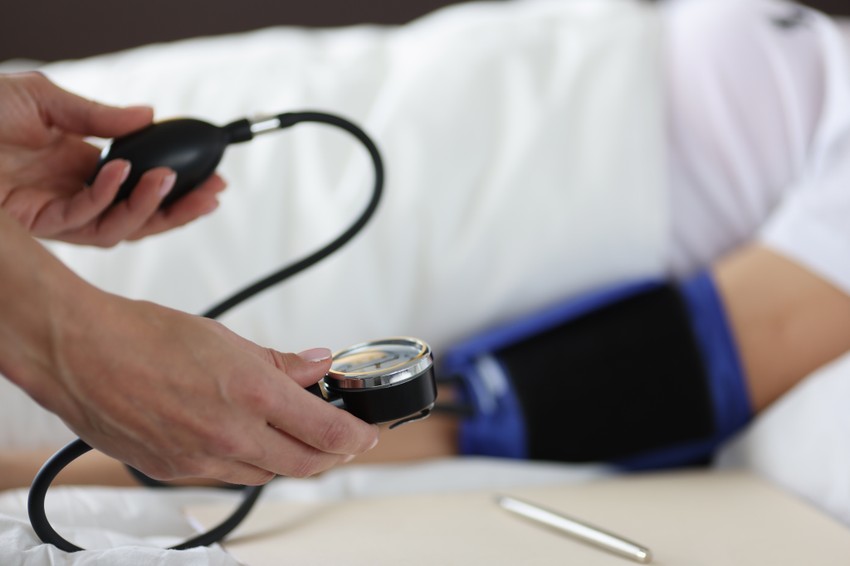 Krvni pritisak iznad 180/120 mm Hg je opasno visok i predstavlja hitno medicinsko stanje