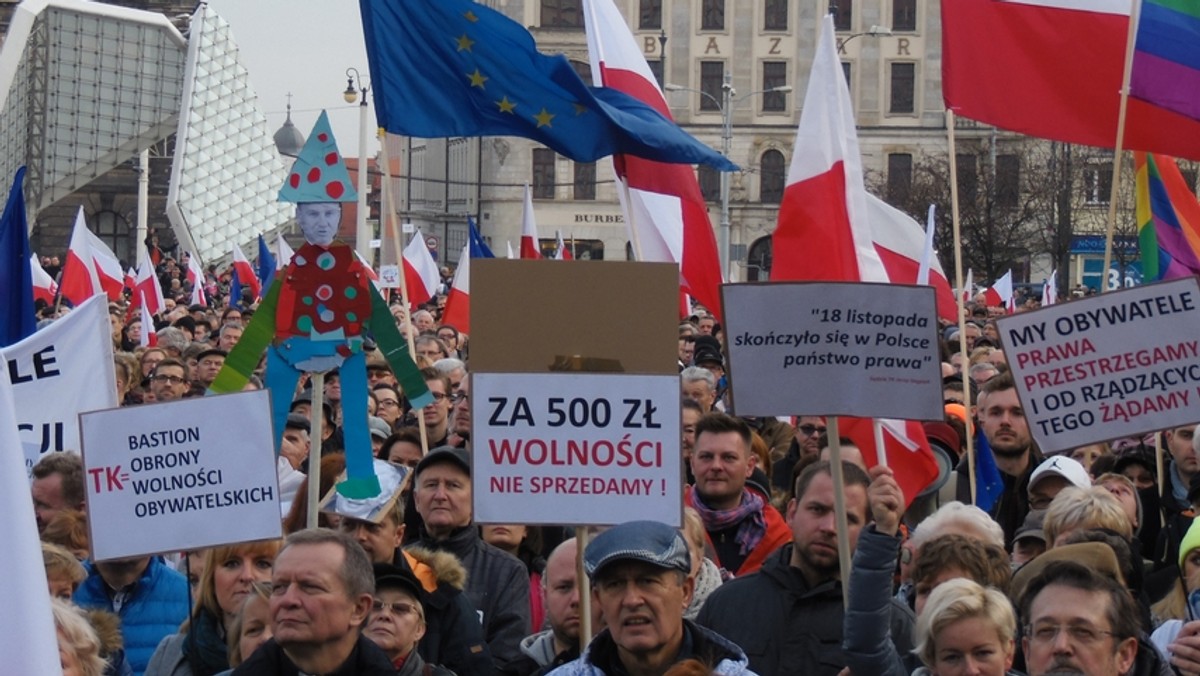 W sobotę 23 stycznia odbędzie się w Krakowie trzecia już demonstracja Komitetu Obrony Demokracji. Tym razem manifestanci będą protestować przeciwko tzw. ustawie inwigilacyjnej. Tego samego dnia ma się także odbyć manifestacja w Brzeszczach, rodzinnym mieście Beaty Szydło.