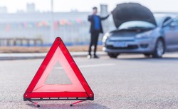 Nieoznakowany radiowóz zderzył się z peugeotem. Trzy osoby trafiły do szpitala