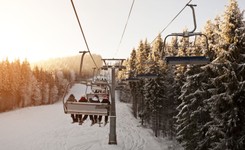 Tragiczny finał wypadku na stoku. 'Rolka taśmy wciągnęła mu rękę aż do barku'