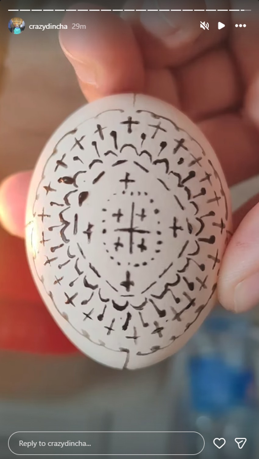 Dinča farba jaja voskom