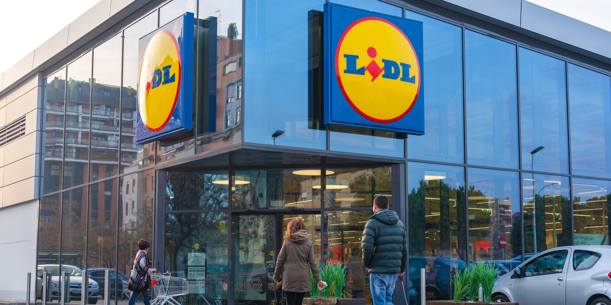 Z okazji Dnia Matki sieci handlowe (m. in. Lidl) oferują różnego rodzaju akcje promocyjne i okazje.