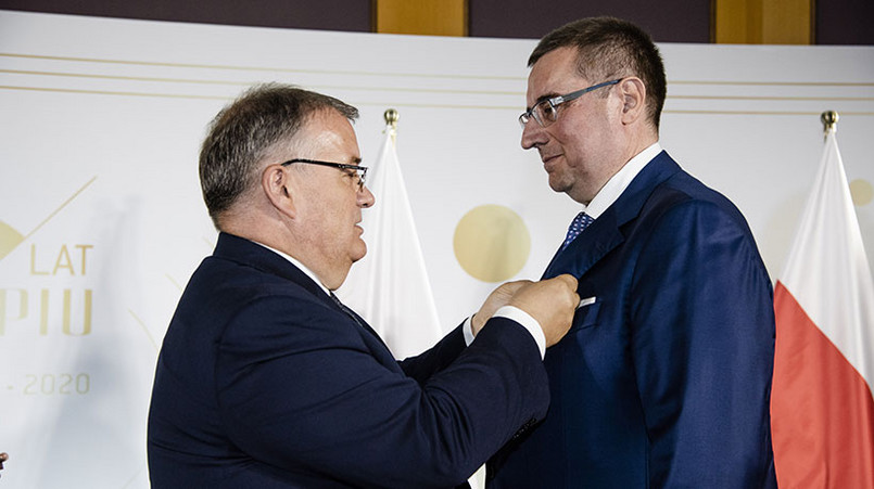 Krzyż Zasługi wręczył prezesowi TUW PZUW Rafałowi Kilińskiemu minister w Kancelarii Prezydenta Andrzej Dera