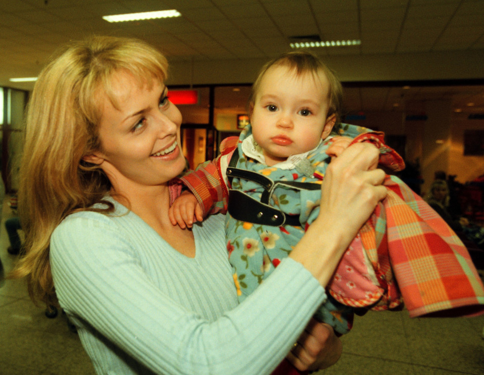 Izabella Scorupco z córką (1998 r.)