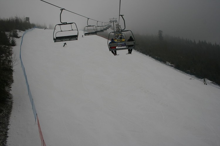 Jurgów. Narciarze znajdą tutaj 7 tras narciarskich. Najkrótsza ma 120 metrów, najdłuższa 1150 metrów. Cena karnetu umożliwiającego całodzienne korzystanie ze stoków zaczyna się od 70 złotych