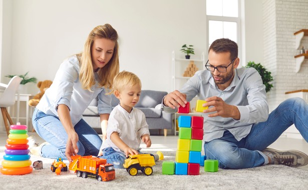 Program ten będzie stanowił dodatek do świadczenia 800 plus, gwarantując rodzinom wsparcie w wysokości 2300 zł każdego miesiąca