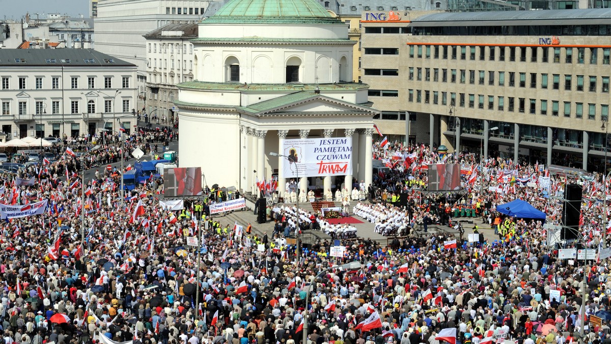 Chaos komunikacyjny i autobusy zmieniające trasę przejazdu z powodu demonstracji obrońców TV Trwam w centrum Warszawy utrudniły życie kibicom Legii Warszawa. Dlaczego? Dziś w stolicy odbył się hitowy mecz Legia Warszawa - Lech Poznań.