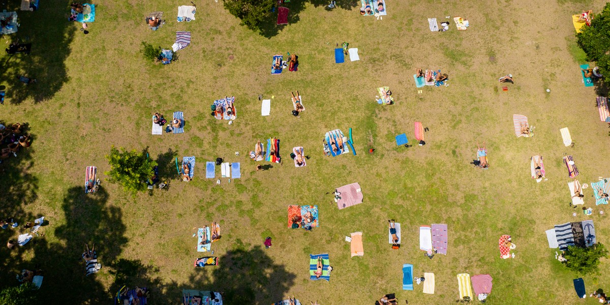 Mieszkańcy Teksasu wypoczywają przy Barton Springs Pool 21 czerwca 2023 r. 