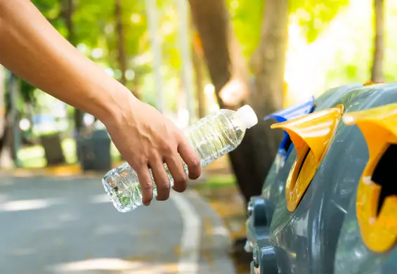 Jaką drogę musi przejść plastikowa butelka, żeby została poddana recyklingowi?