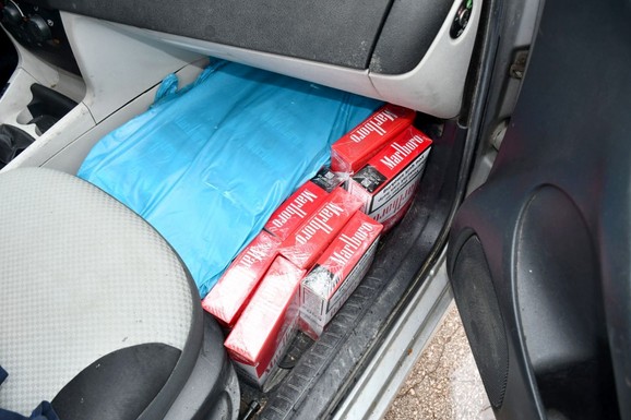 (FOTO) OŠTETIO BUDŽET DRŽAVE ZA SKORO 2,5 MILIONA! Policija otvorila gepek automobila i ekspresno stavila lisice muškarcu