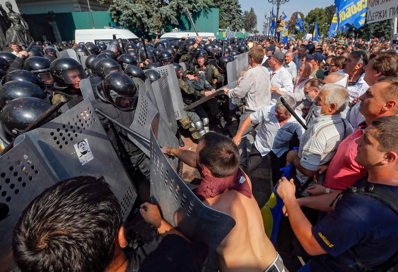 Ponad tysiąc osób protestowało przed siedzibą Rady Najwyższej przeciwko uchwalonym dziś zmianom w konstytucji.