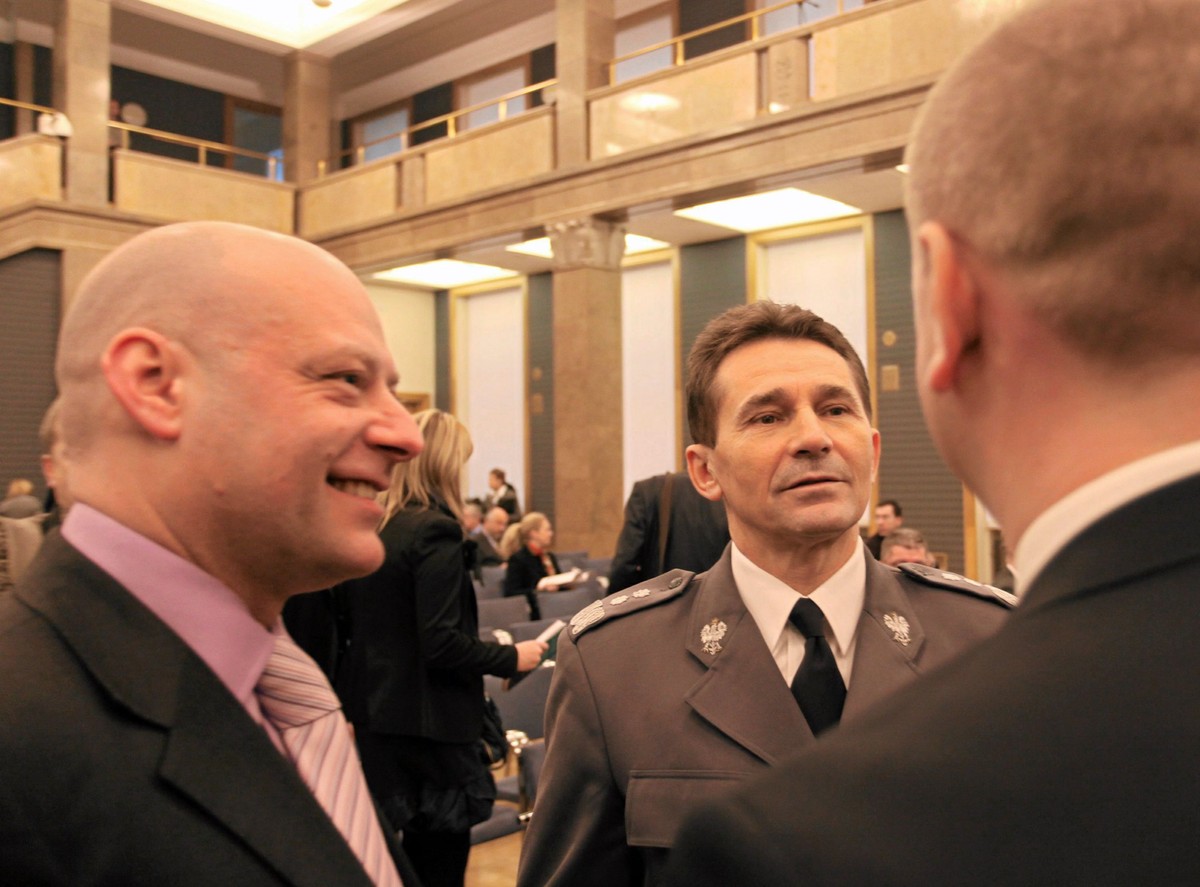 Były komendant Wyżsej Szkoły Policji w Szczytnie Arkadiusz Letkiewicz (L), były komendant główny policji Andrzej Matejuk (C) i szef CBA Paweł Wojtunik (P)