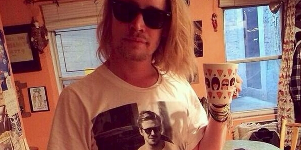 Macaulay Culkin  w koszulce z ryanem Goslingiem
