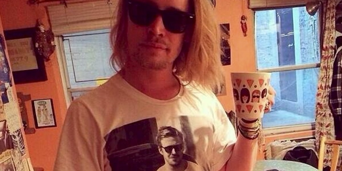 Macaulay Culkin  w koszulce z ryanem Goslingiem