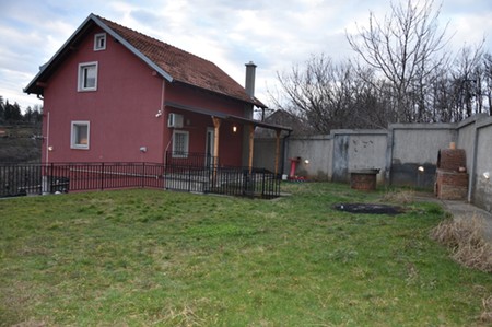 Kuća u Ritopeku: Zabranjeno preuzimanje fotografija bez saglasnosti redakcije "Blic"