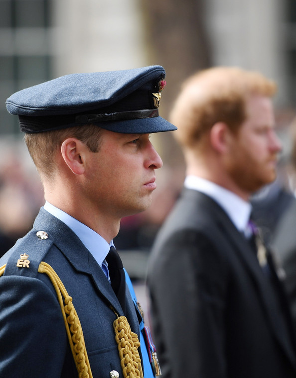 Książę William na pogrzebie królowej Elżbiety II (w tle książę Harry)
