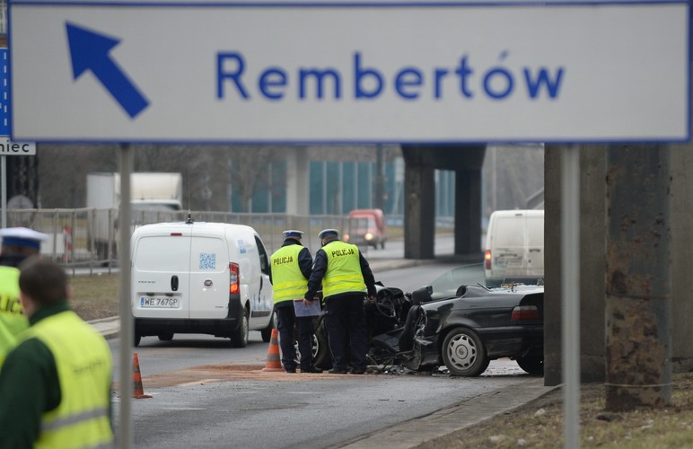 BMW rozbite na filarze mostu Łazienkowskiego w Warszawie