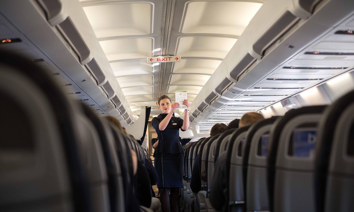 Zarobki stewardessy to nie tylko pensja. Tyle można zarobić w tym zawodzie