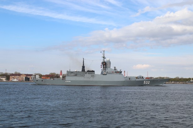 Rosyjska defilada pod nosem NATO. Płynie statek pełen broni