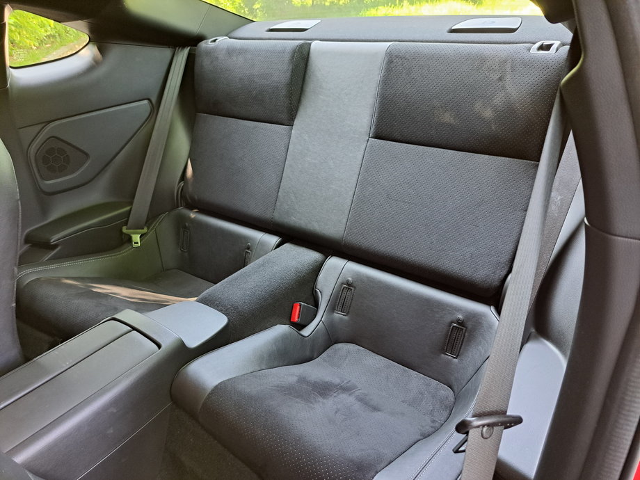 Toyota GR86 ma symboliczną tylną kanapę. To miejsca awaryjne i tylko dla szczupłych pasażerów. Lepiej potraktować je jako dodatkową przestrzeń na bagaże.