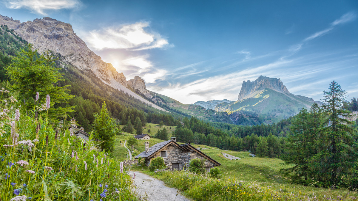 Rozciągający się na obszarze Alp Wschodnich Tyrol utrwalił się w świadomości wielu osób (słusznie zresztą) jako wspaniały region wypoczynkowy. Chętnie wracamy do niego latem, by odpocząć nad pięknymi jeziorami otoczonymi górskimi szczytami oraz zimą, gdy staje się on idealnym ośrodkiem dla miłośników białego szaleństwa. Region charakteryzuje się również wspaniałą alpejską kulturą. Jej motywem przewodnim jest znana na całym świecie tyrolska muzyka, której najczęściej towarzyszą dźwięki akordeonu.