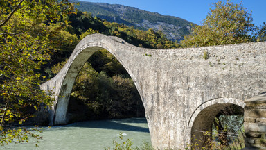Powódź zniszczyła zabytkowy kamienny most Plaka w Grecji