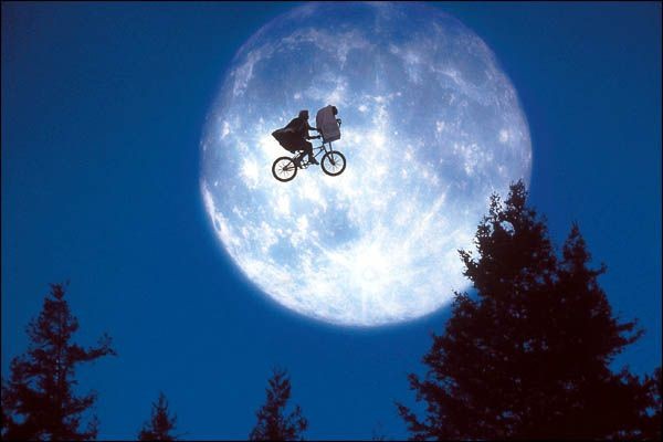 4. 'E.T.'
Rok produkcji: 1982; wpływy z biletów: 435,1 mln USD; wpływy po uwzględnieniu inflacji: 1 mld 126,3 mln USD.

Na zdjęciu materiał promocyjny filmu 'E.T.', źródło: thebestpictureproject.wordpress.com