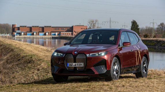 BMW iX xDrive 50 - zasięg na autostradzie 434 km