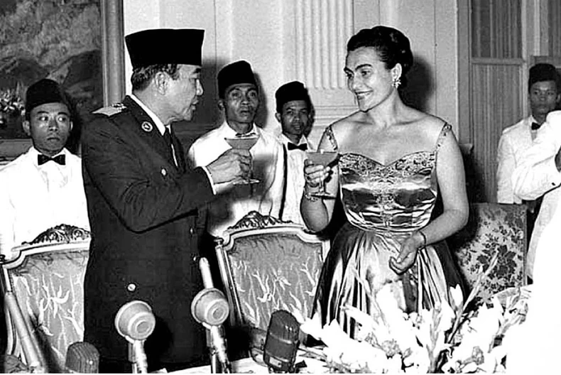 U Džakarti (Indonezija), sa predsednikom Ahmedom Sukarnom 23. decembar 1958.
