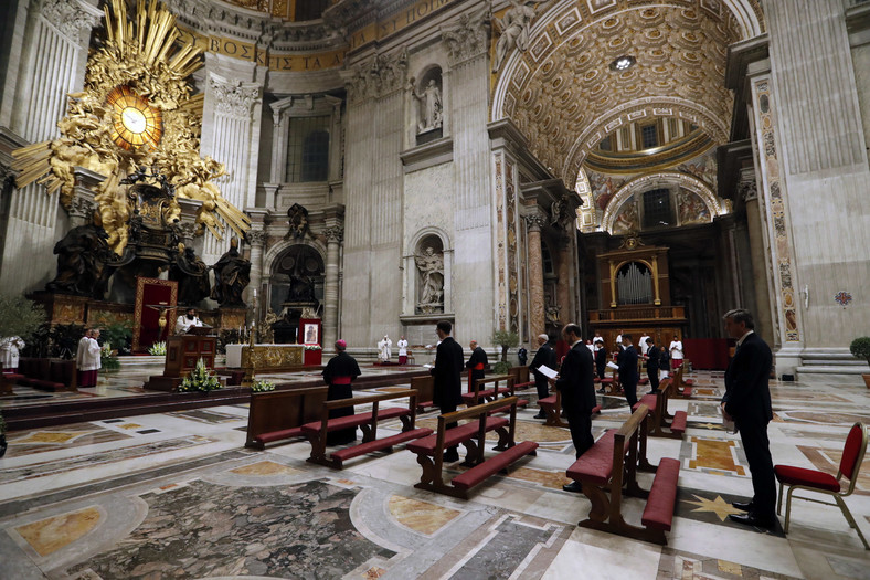 Papież Franciszek przewodniczy liturgii wigilii paschalnej w Watykanie