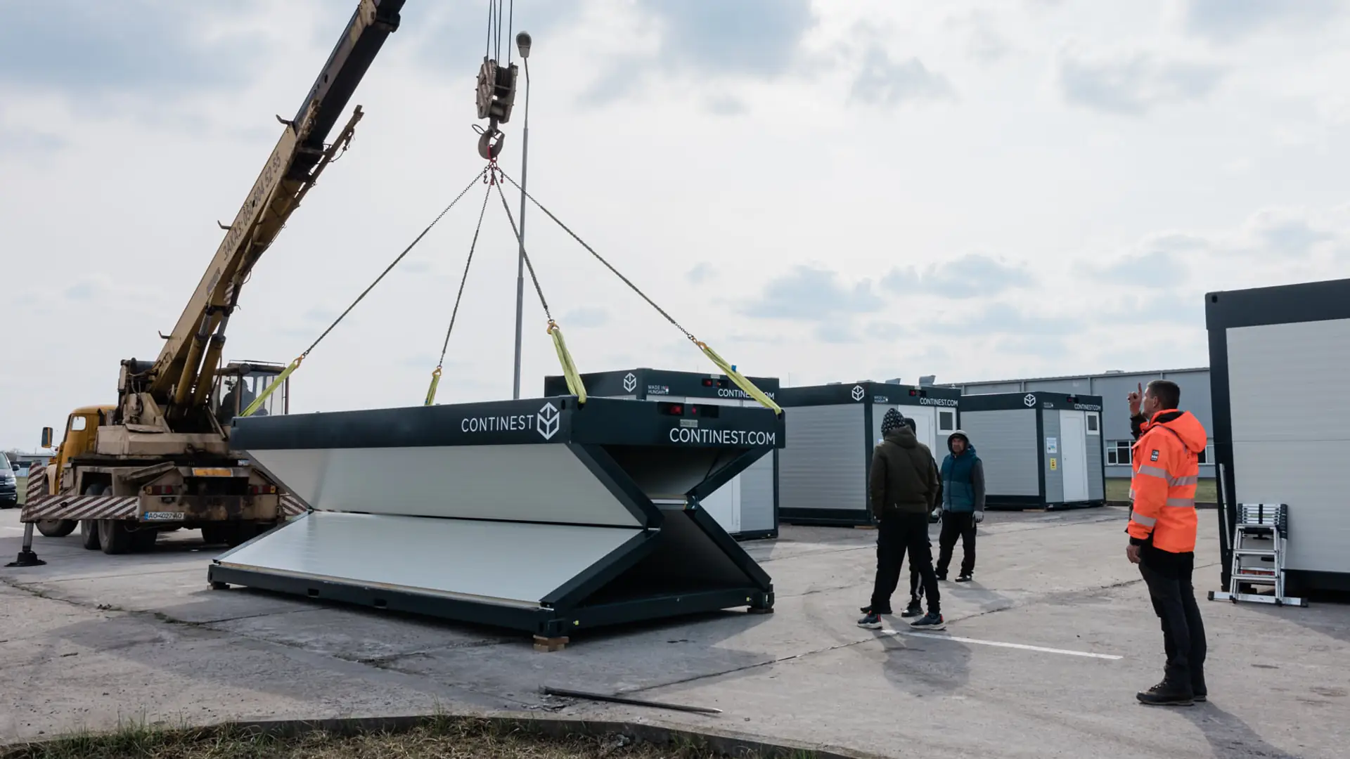 Powstają domki dla ukraińskich uchodźców ze składanych kontenerów